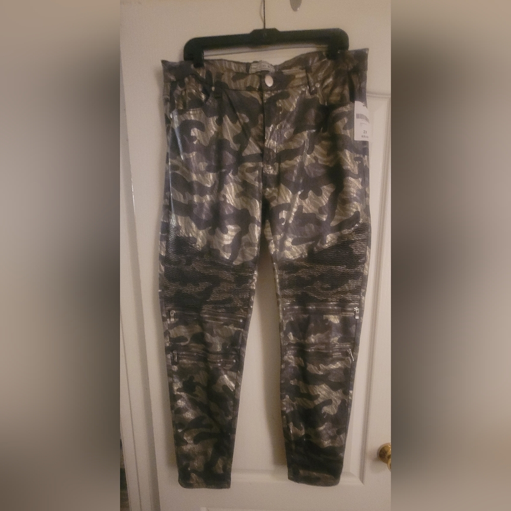 Woman's Plus Size Camouflage Metalic Print Pants